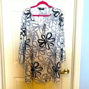 # NWT 4X Flower print tunic top w/pockets!